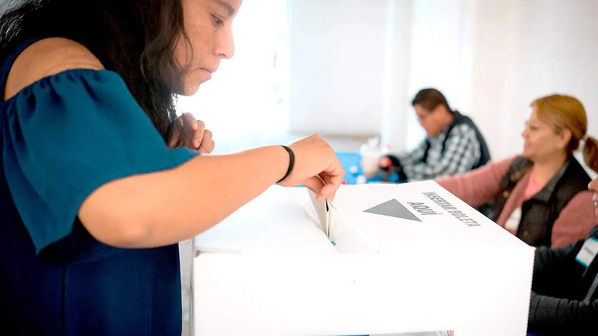 Mujer deposita su voto en una urna